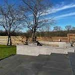 Manchester Luxury Country House Close To The City With Hot Tub & Bbq Fire Pit.