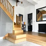 Manchester Luxury Country House Close To The City With Hot Tub & Bbq Fire Pit.