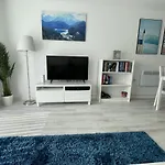 Superb 1 Bed Apartment - 3 Min To Tram - Free On Site Parking - Sleeps 3