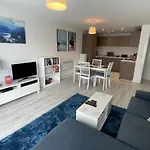 Superb 1 Bed Apartment - 3 Min To Tram - Free On Site Parking - Sleeps 3