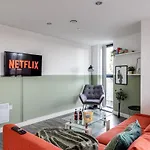 Stunning 2 Bed Apt With Free Parking Close To Cc