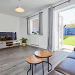 Cosy,Modern And Relaxing 3 Bedroom House With Parking