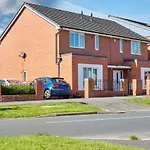 Cosy,Modern And Relaxing 3 Bedroom House With Parking