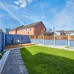 Cosy,Modern And Relaxing 3 Bedroom House With Parking