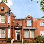 Lovely 2 Bedroom Flat Near City And Train Station