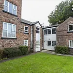 Lovely 2 Bedroom Flat Near City And Train Station