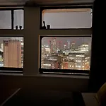 King Bedroom In A 2 Bed Apartment With Shared Bathroom