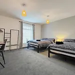 Stott House - Bright Spacious Townhouse 15 Minutes To Central Manchester With Free Parking