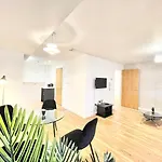 Lovely 2 - Bedroom Condo In Manchester City Centre