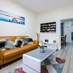 Spacious 4 Bedroom Modern House Near City Centre Sleeps 12