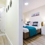 Spacious 4 Bedroom Modern House Near City Centre Sleeps 12