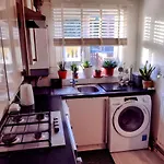 Stylish Master Ensuite In Contemporary 3 Bed Semi