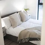 Modern 1-Bed - Brand New - Central - Free Wi-Fi