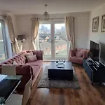 Impeccable 2-Bed Apartment In Salford