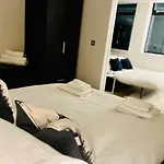 Fantastic One Bedroom Apartment Near Old Trafford Stadium