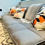 Unique Studio Apartment Near Old Trafford Stadium - Sleeps Up To 4!