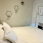 Unique Studio Apartment Near Old Trafford Stadium - Sleeps Up To 4!