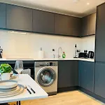 Unique Studio Apartment Near Old Trafford Stadium - Sleeps Up To 4!