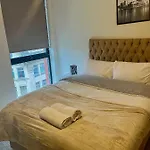 Modern 2 Bedroom Flat With Views