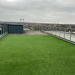 Modern 2 Bedroom Flat With Views