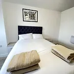 Luxurious City View Apartment In Salford