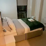 Modern 2 Bedroom Flat With Views