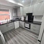 Lovely 2-Bedroom House Close To Media City.