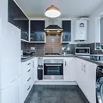 Chic 2 Bed House With Garden & Free Parking