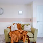 Chic 2 Bed House With Garden & Free Parking