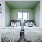 Chic 2 Bed House With Garden & Free Parking