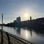 Waterside Retreat: Luxury Canal-Side Apartment In Manchester With Balcony