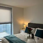 Waterside Retreat: Luxury Canal-Side Apartment In Manchester With Balcony