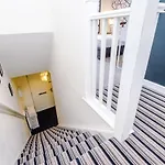 Chic 2 Bed House With Garden & Free Parking