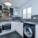 Chic 2 Bed House With Garden & Free Parking