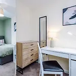 Chic 2 Bed House With Garden & Free Parking