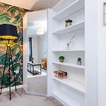 Chic 2 Bed House With Garden & Free Parking