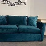 Luxury 1 Bed Apartment With Parking