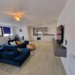 Luxury 2 Bed, 2 Bath Apartment - The Quays
