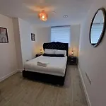 Luxury 2 Bed, 2 Bath Apartment - The Quays