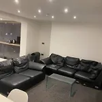 Extra Large 6 Bed 7 Bath Townhouse In Manchester