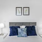 Stunning 3-Bedroom Flat With Parking