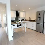 Pass The Keys Free Parking Central Apartment