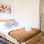 Purple Blossom, Cosy 2 Bed Apartment, Near Didsbury, Free Parking