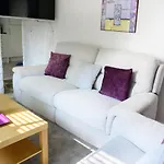 Purple Blossom, Cosy 2 Bed Apartment, Near Didsbury, Free Parking