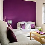 Purple Blossom, Cosy 2 Bed Apartment, Near Didsbury, Free Parking