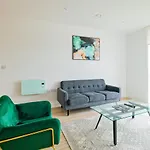 2 Bedroom Luxurious Apartment In The Manchester City.