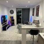 Luxury 1 Bedroom Apartment Media City