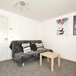 The Metcombe - Holiday Home With Free Parking 10 Minutes Walk To Etihad Stadium & Coop Live Arena