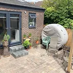 Beautiful Detached Private Annex In Great Location
