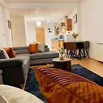 Beautiful Central Open Plan Living!